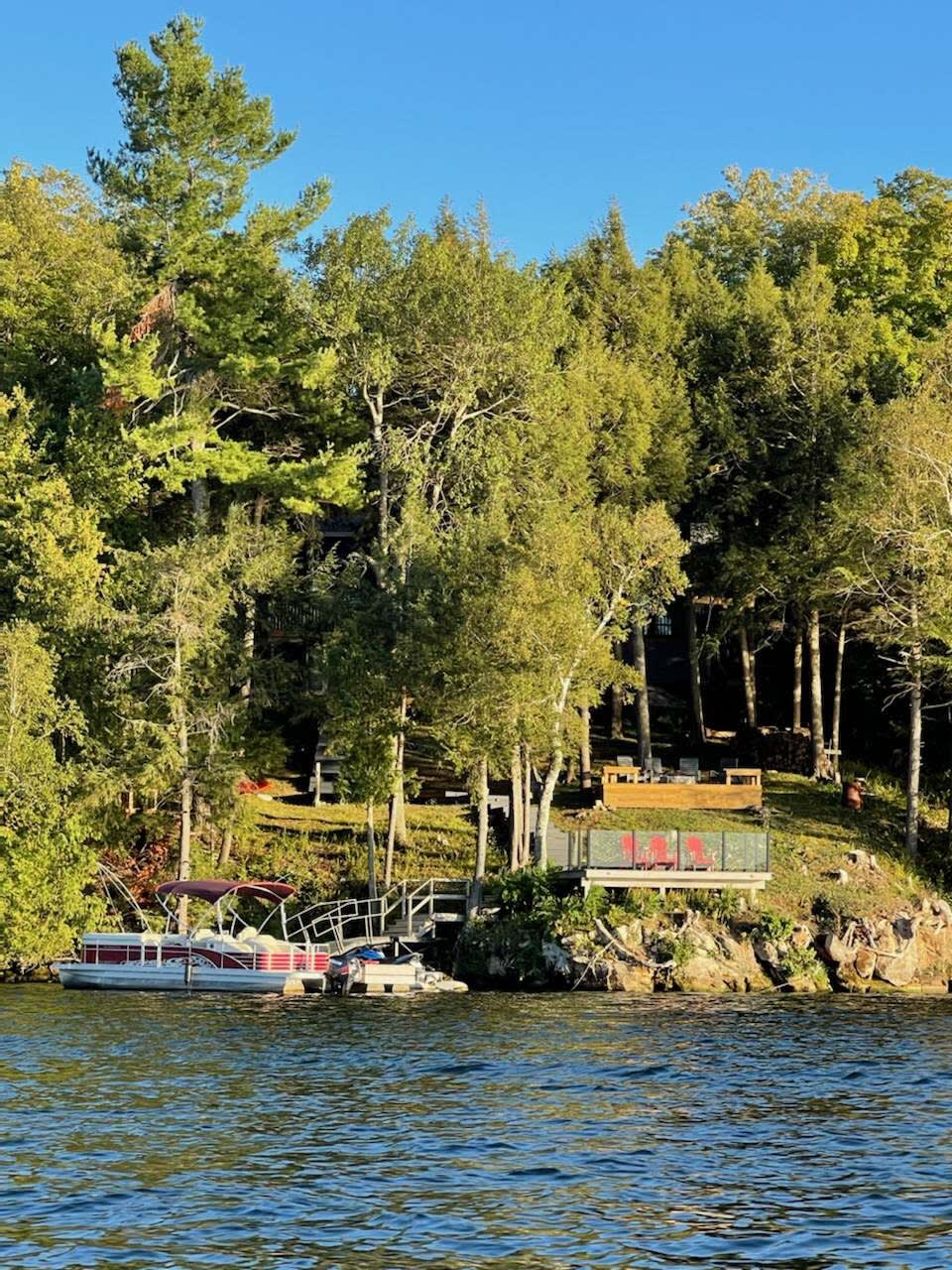 Waterfront open concept dream cottage with hot tub - Picture 13