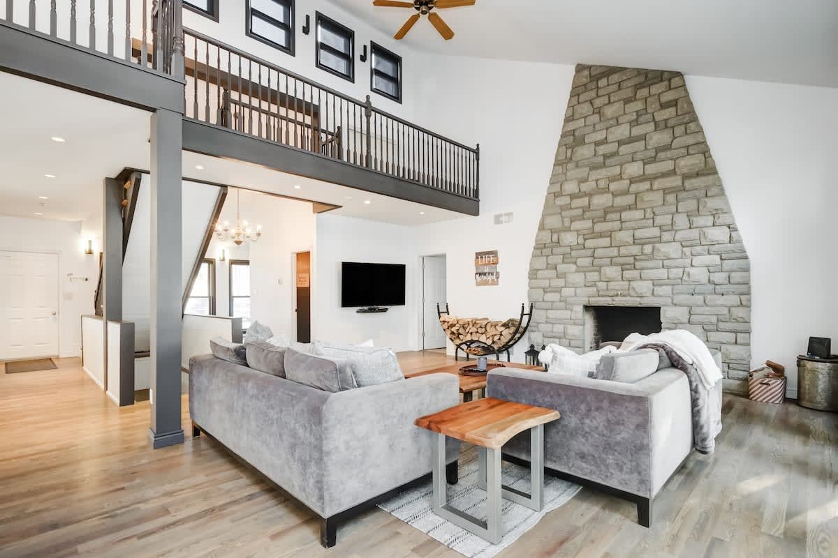 Waterfront open concept dream cottage with hot tub - Picture 20