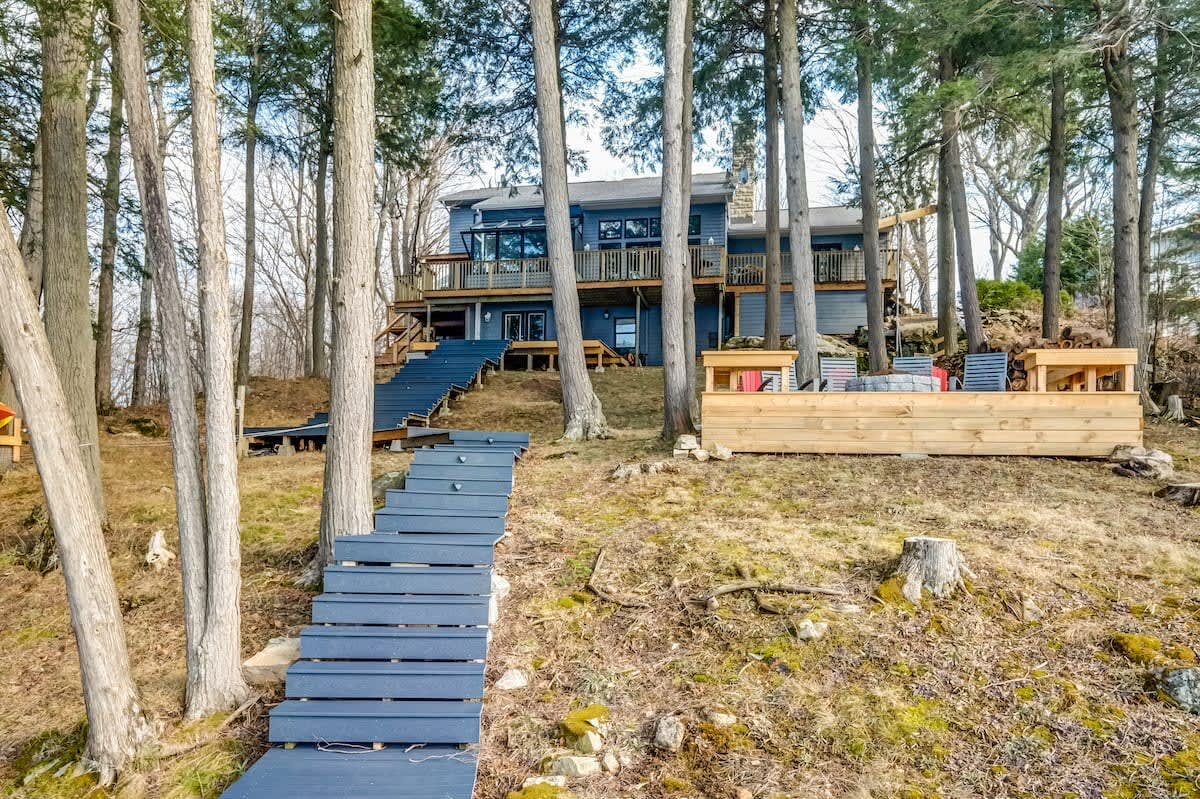 Waterfront open concept dream cottage with hot tub - Picture 12