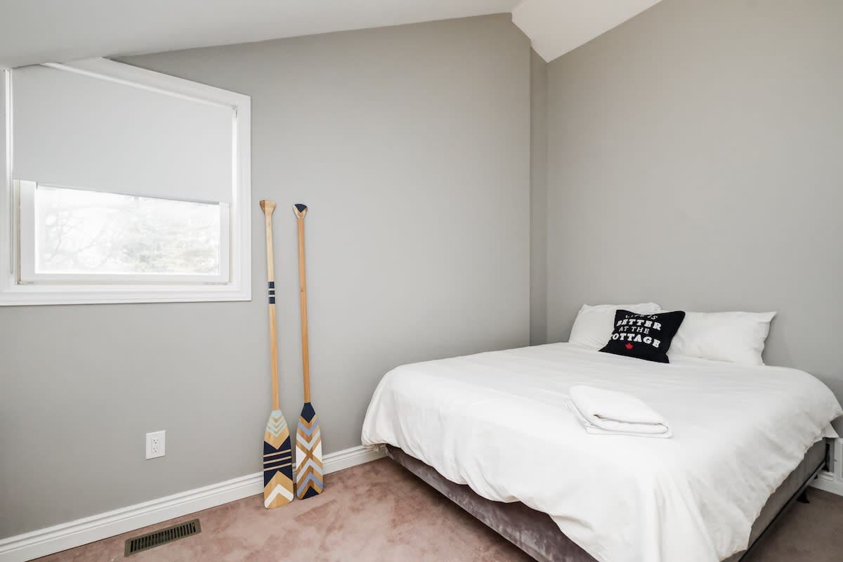 Waterfront open concept dream cottage with hot tub - Picture 43