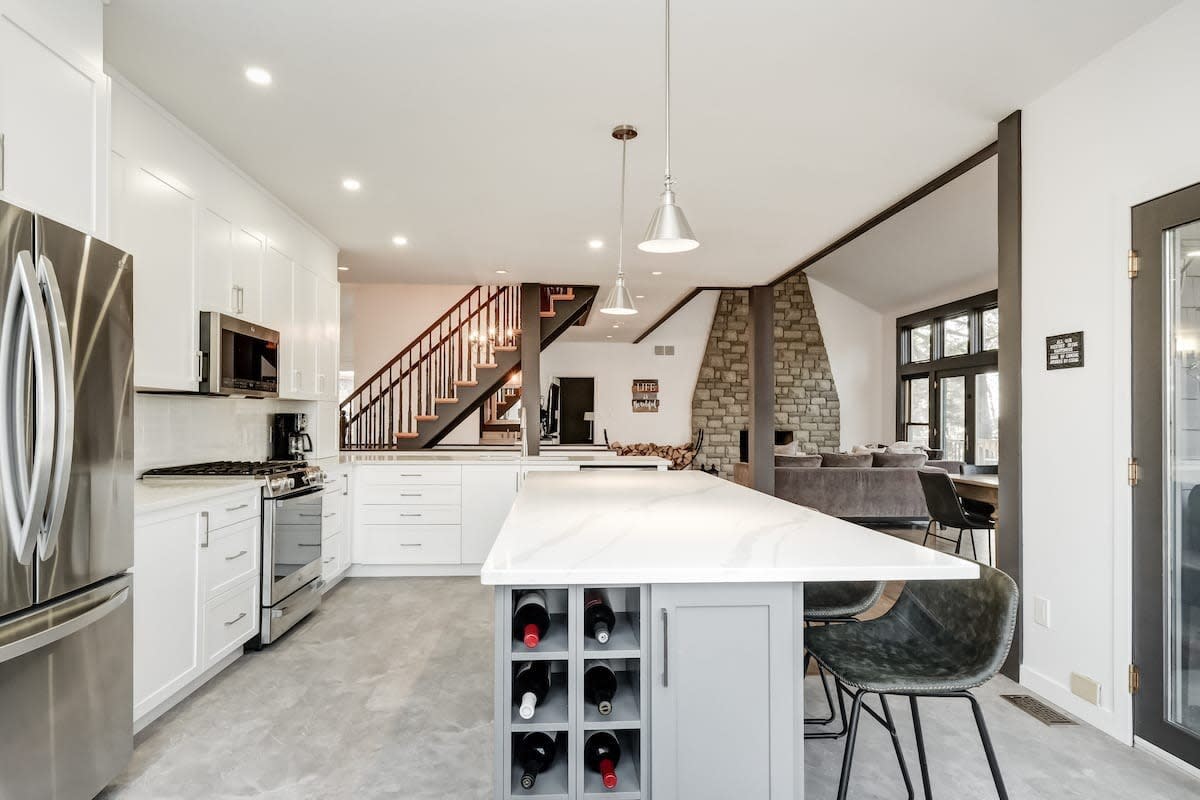 Waterfront open concept dream cottage with hot tub - Picture 33