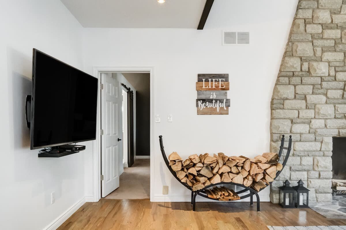 Waterfront open concept dream cottage with hot tub - Picture 25