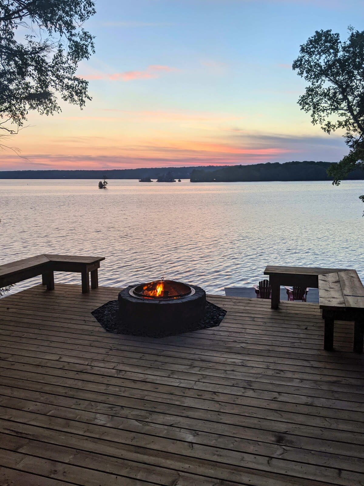 Waterfront open concept dream cottage with hot tub - Picture 9