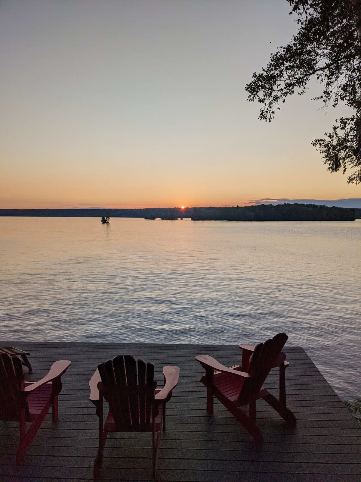 Waterfront open concept dream cottage with hot tub - Picture 16