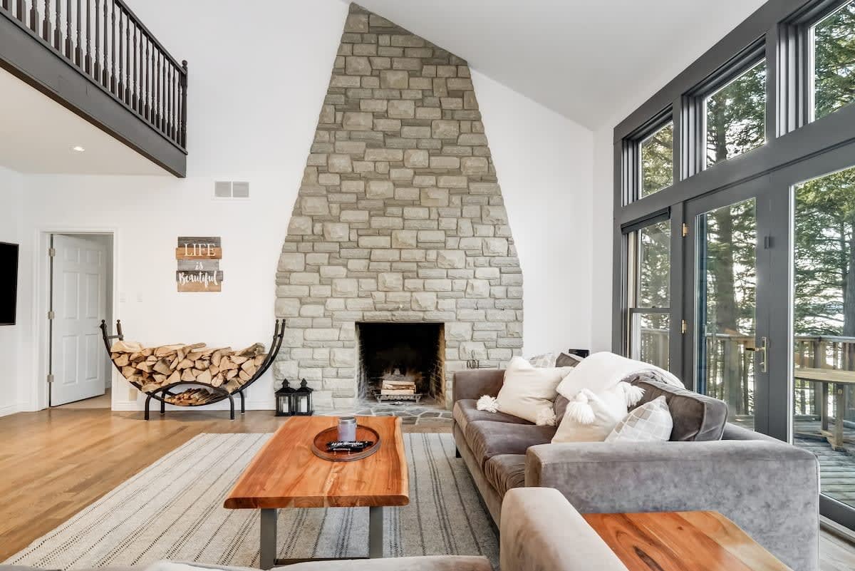 Waterfront open concept dream cottage with hot tub - Picture 8