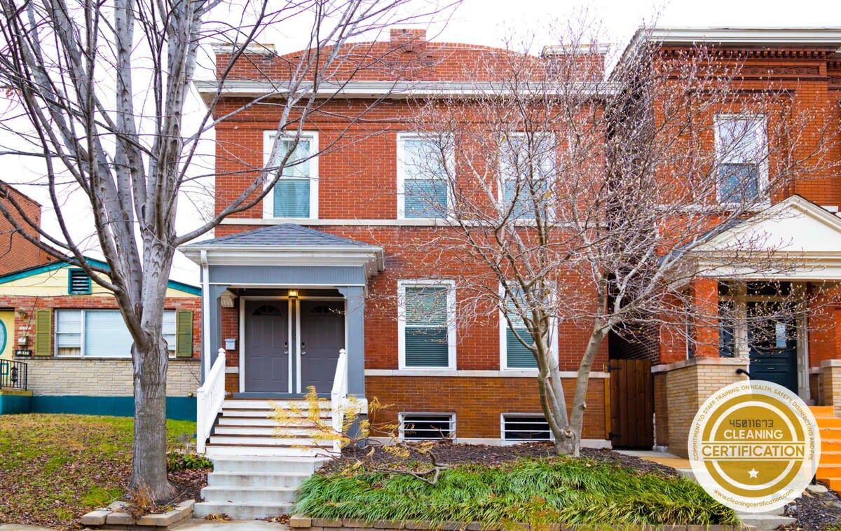 Stylish 4BR with Office, Deck, Gardens ABODEbucks — St. Louis, MO — vacation rental