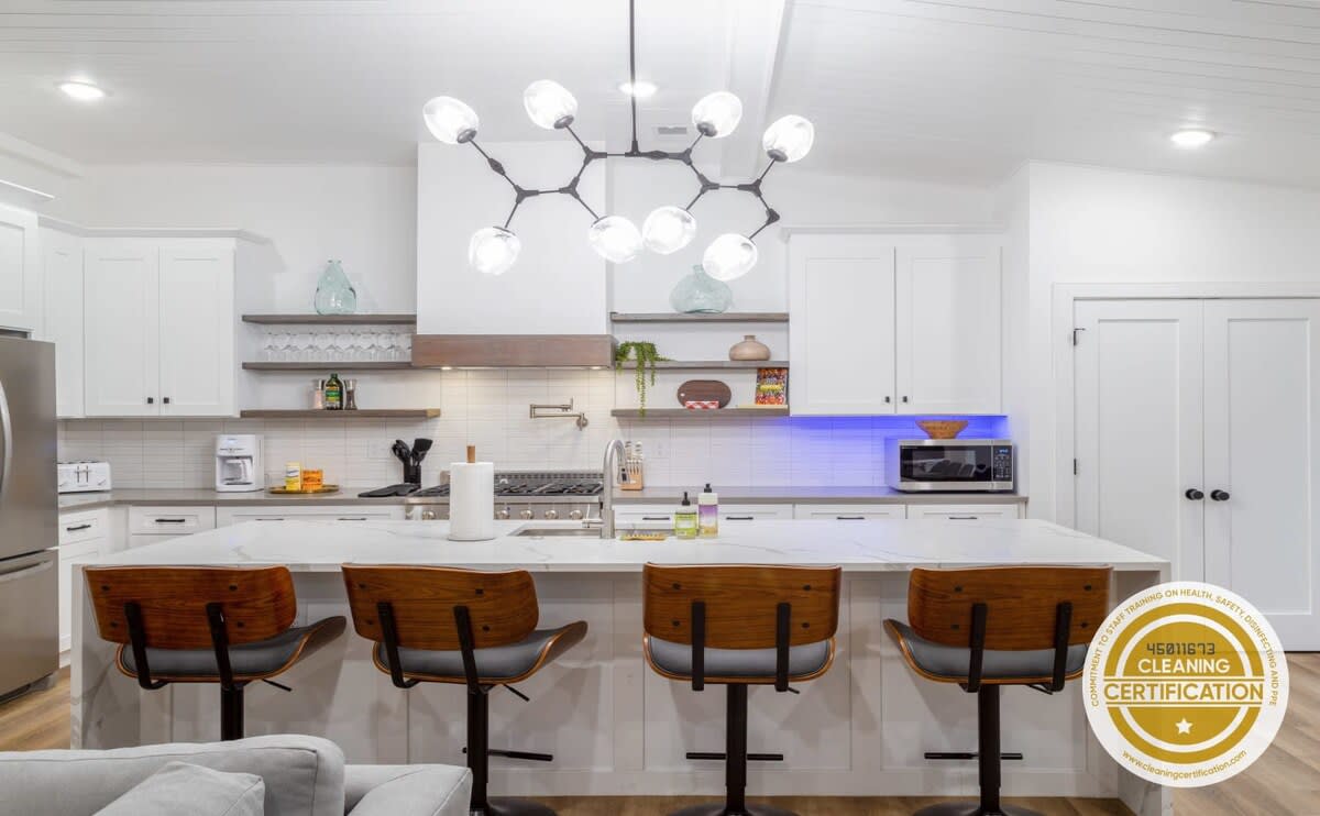 Posh 4BR-3BA Mid-Century Ranch ABODEbucks — St. Louis, MO — vacation rental