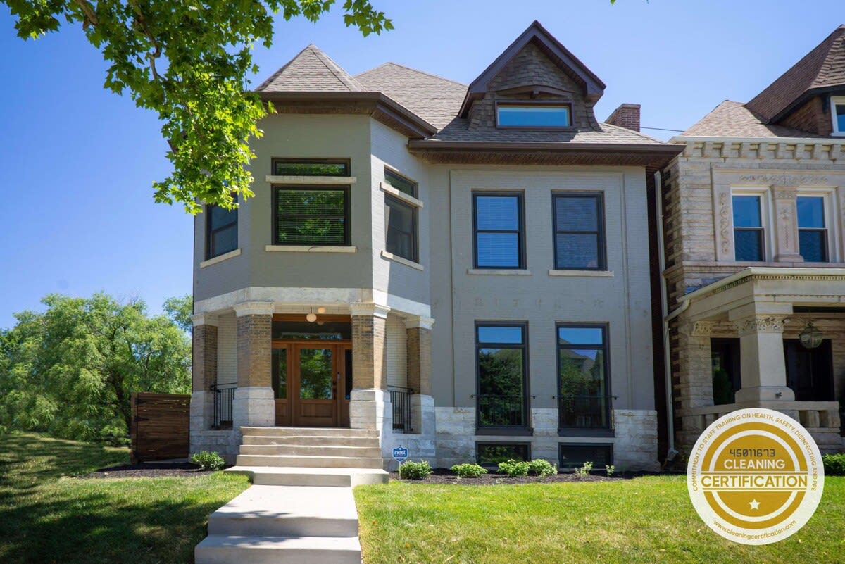 Grand "La Chambre" in CWE 5BR 4BA ABODEbucks — St. Louis, MO — vacation rental