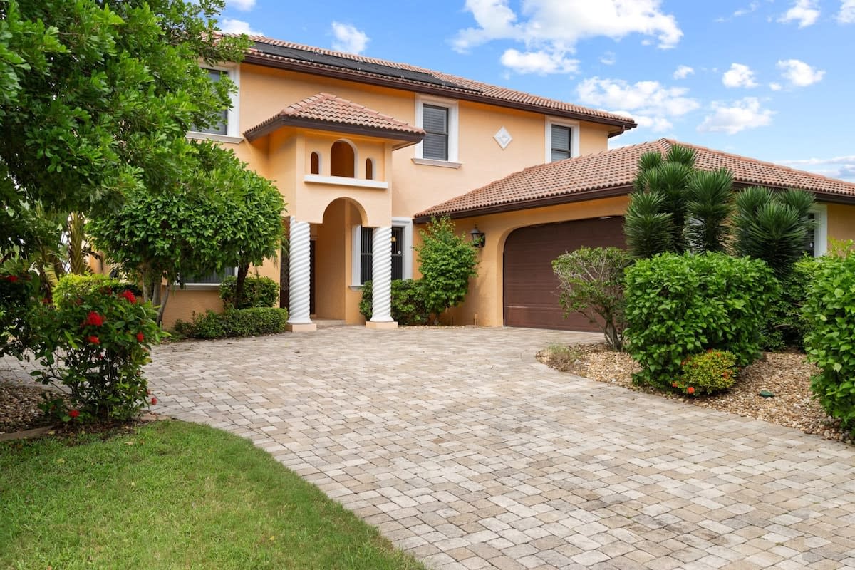 Pristine Waterfront Villa in Cape Coral with Lagoon Style Pool Spa and Boat Lift - Foto 1