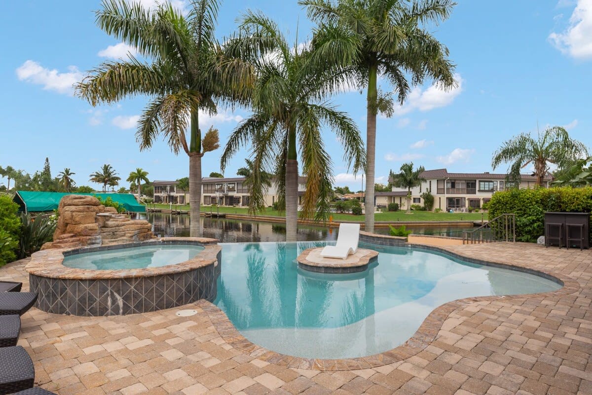 Pristine Waterfront Villa in Cape Coral with Lagoon Style Pool Spa and Boat Lift - Foto 1