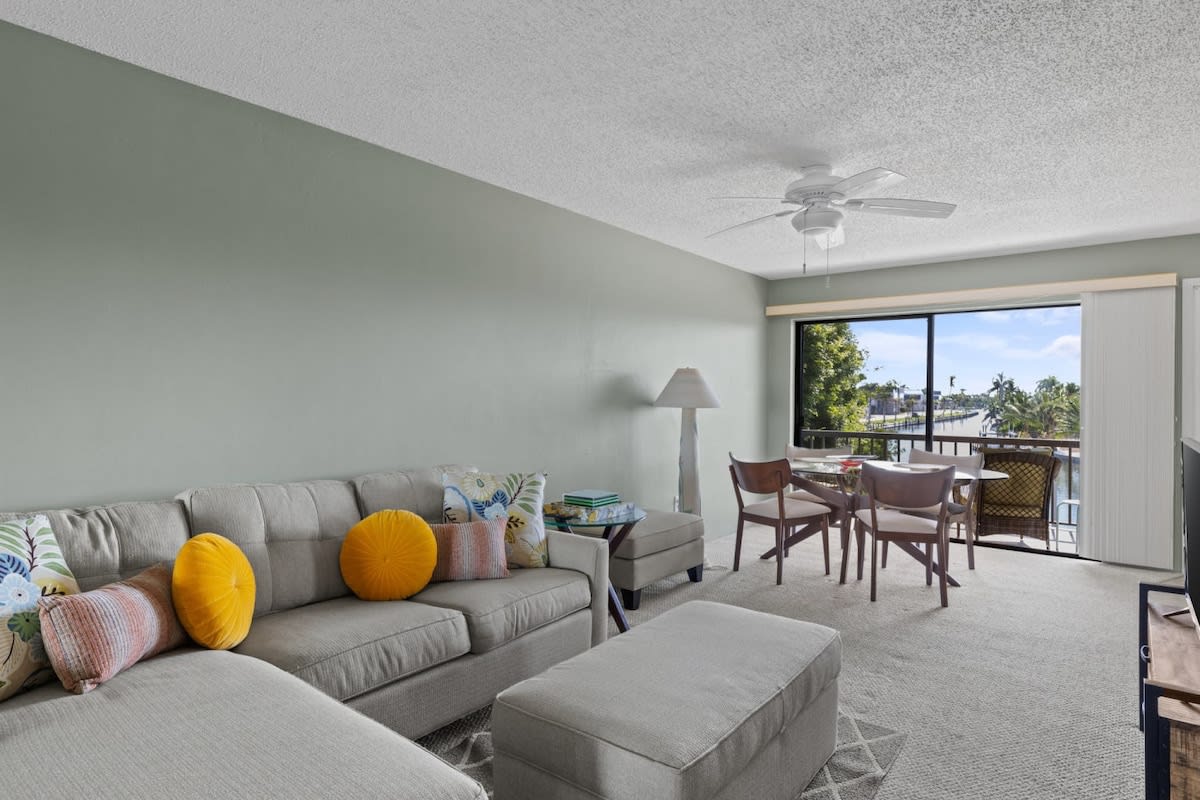 Comfy Waterfront Condo at Tennisplace, POOL OPEN - Foto 1