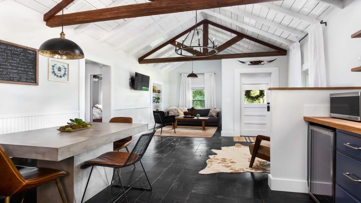 Romantic Retreat With Hot Tub And Fire Pit - Charming Escape - Fredericksburg, TX