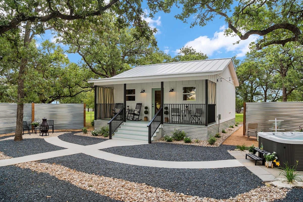 Das Woerner Haus, Darling Home with Hot Tub — Fredericksburg, TX — vacation rental