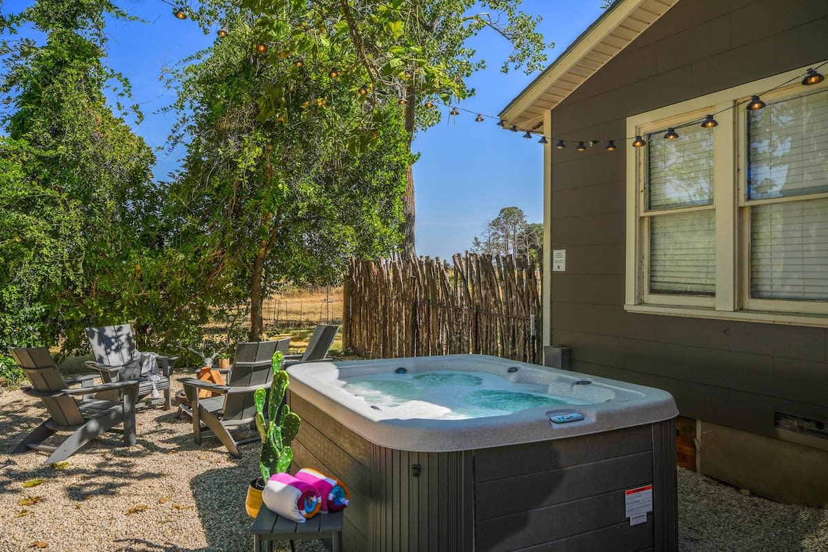 Pet friendly, Hot tub, Close to Main St — Fredericksburg, TX — vacation rental