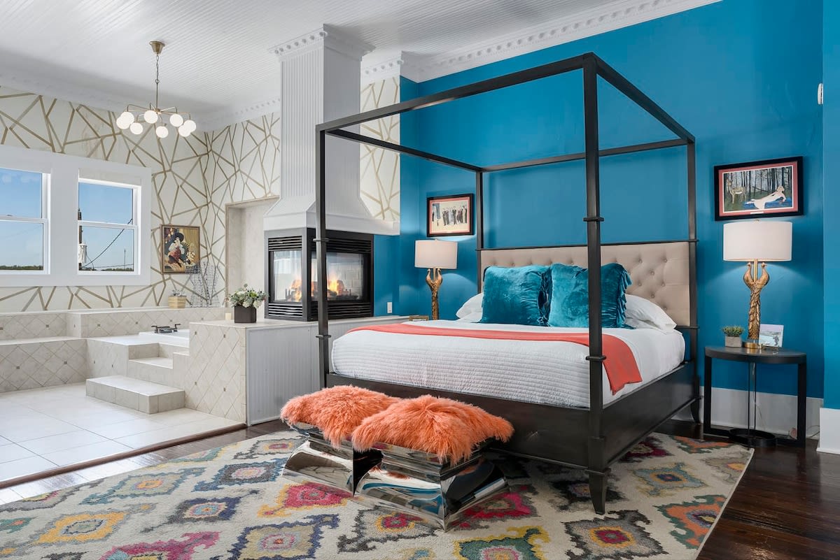 The Loft on Main St, Balcony Views, Roman bathtub! — Fredericksburg, TX — vacation rental