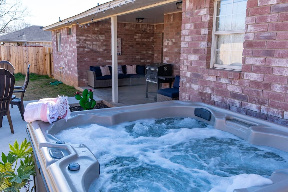 Henrietta Haus, Pet Friendly, Hot tub! — Fredericksburg, TX — vacation rental