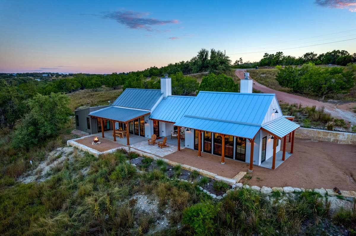 Hello Walls, Hot tub, Hill Country Views — Fredericksburg, TX — vacation rental