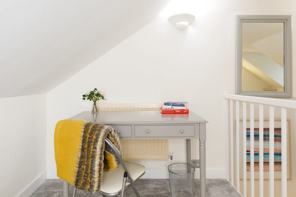 The top room has a desk for those who need to catch up on work during their stay.