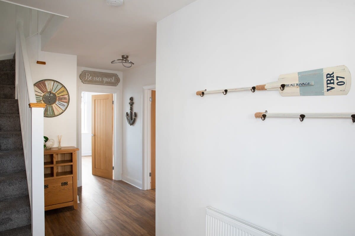 Spacious House for 10 Near Town & Beach