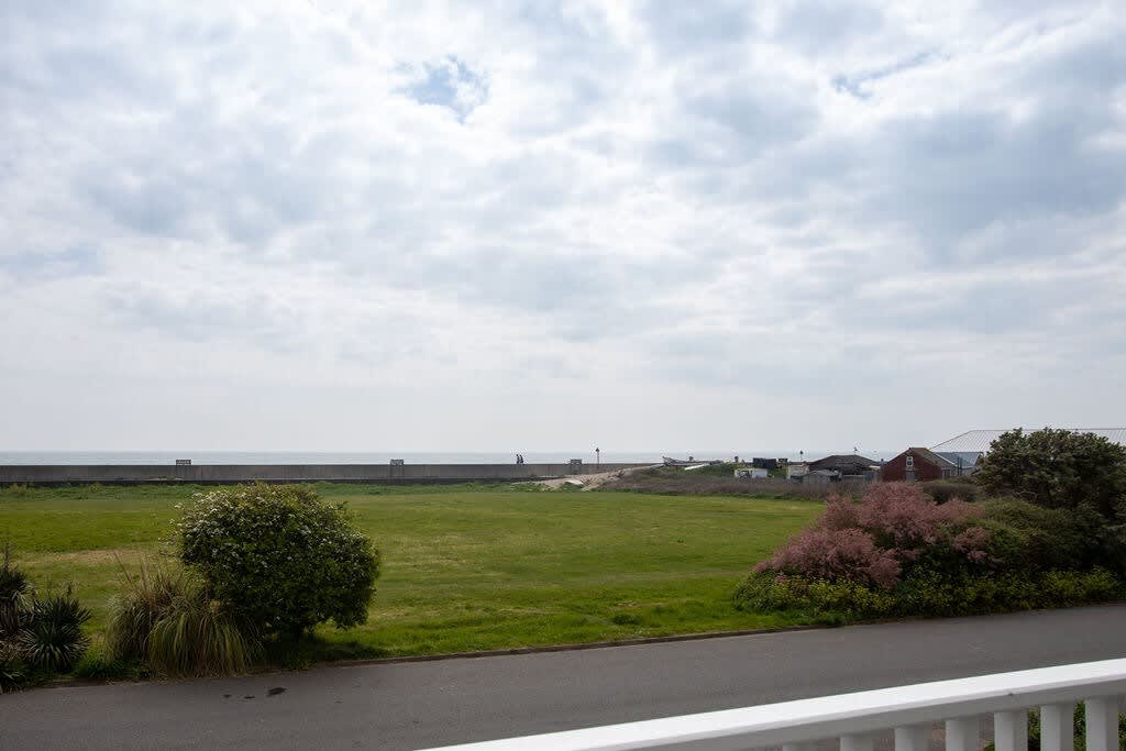 Bright & Modern Selsey Seafront Home