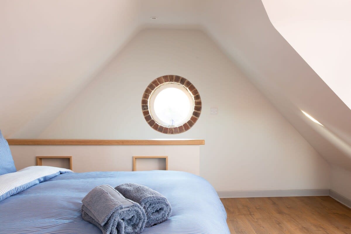 The porthole window give the annexe a nautical feel.