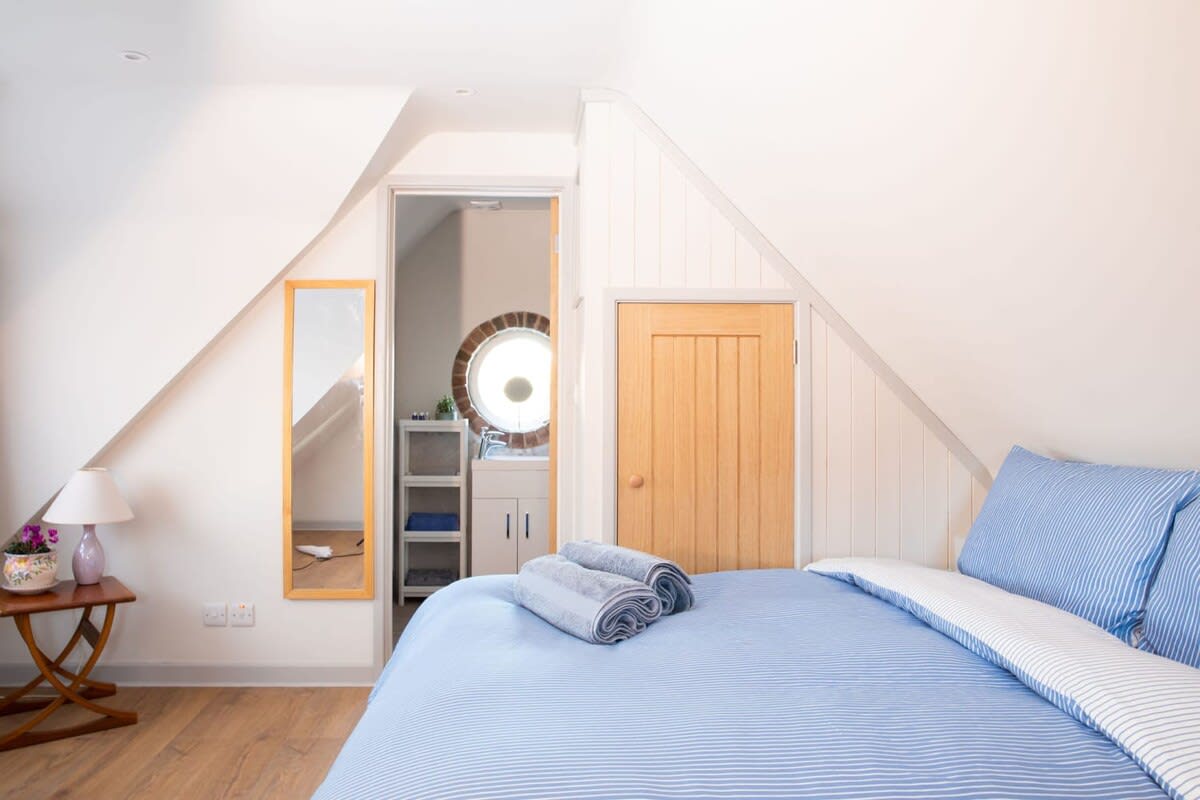 The one bed annexe is perfect for couples or a single guest in need of a quiet, coastal retreat.