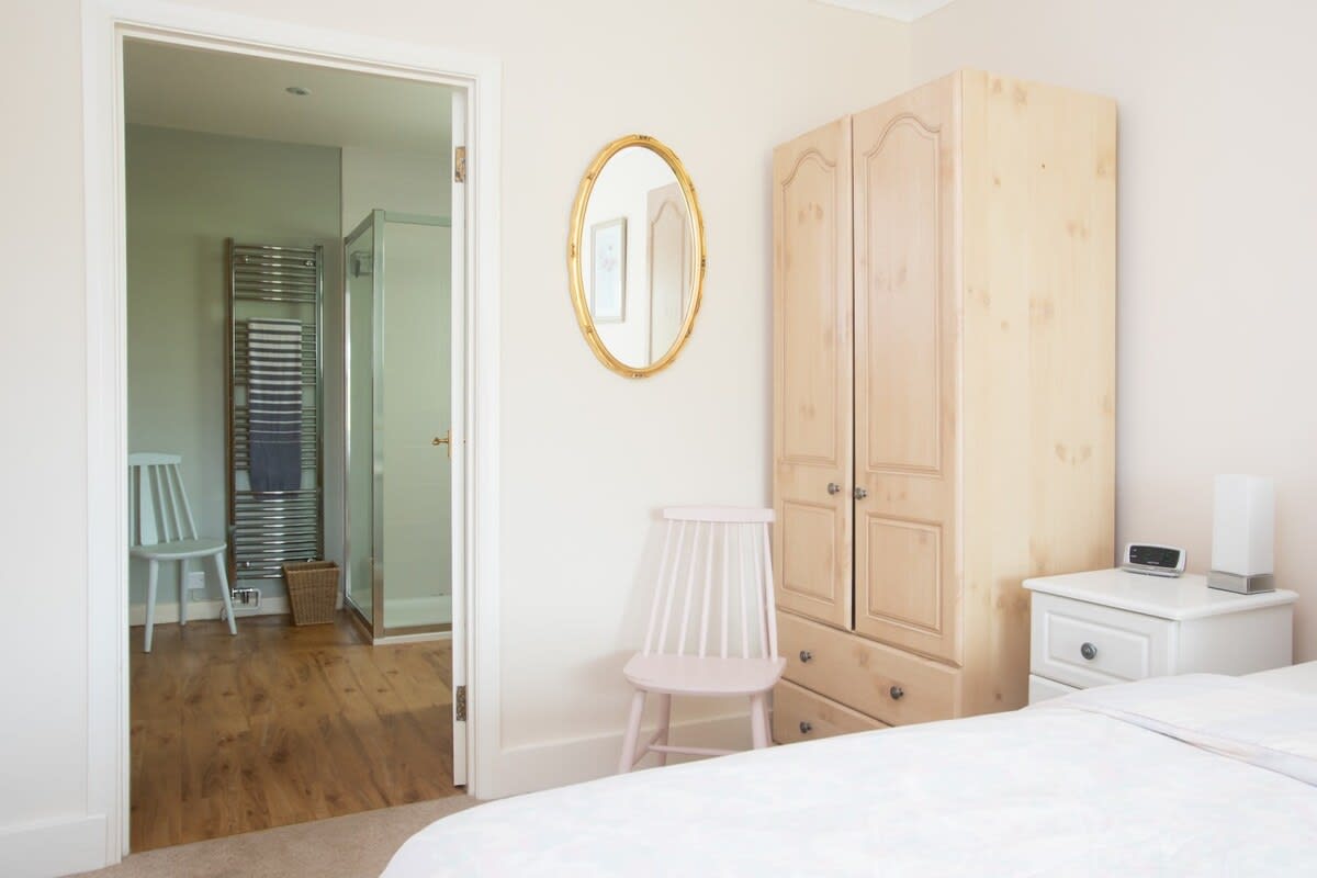 En-suite to the ground floor bedroom.