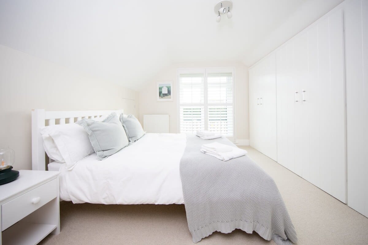 It’s a real pleasure waking up in this room. Bed replaced in Feb 25 for a king bed.