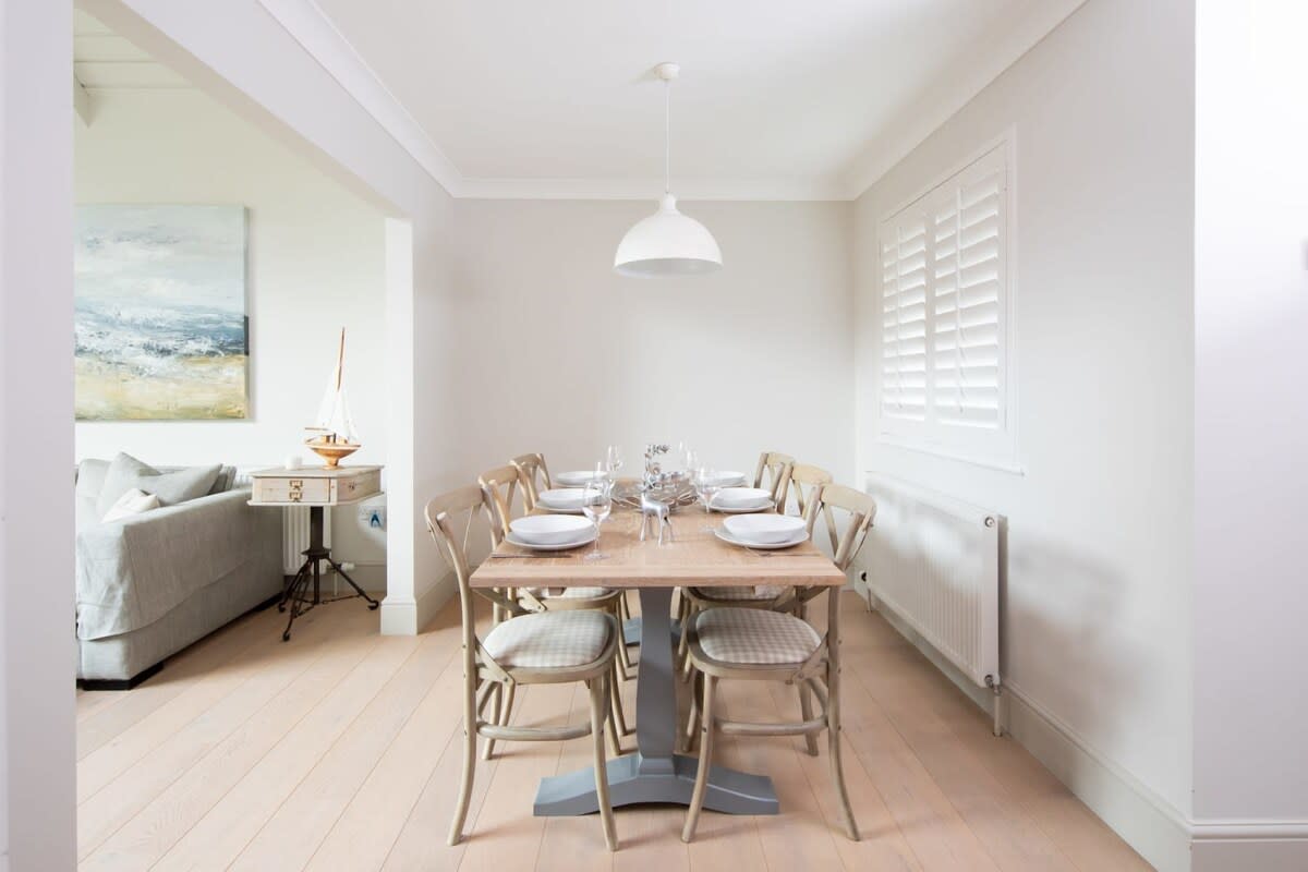 Plenty of room for all guests at the dining table.