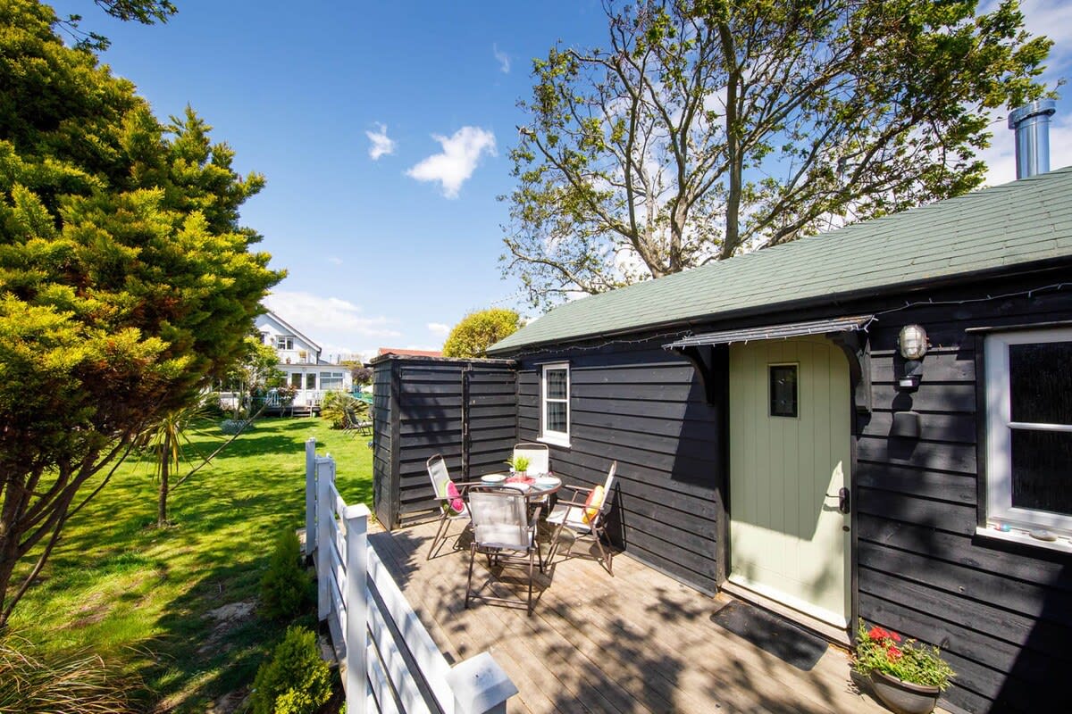 Come and enjoy a breath of sea air on the Sussex coast in this cosy self-contained annexe.