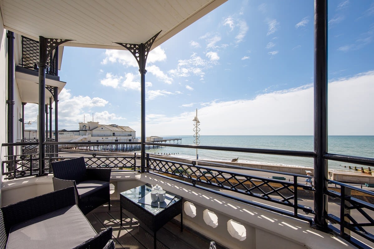 Panoramic sea views in beachfront apt w/balcony