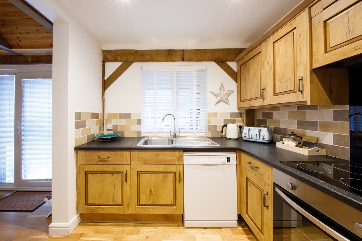 Fully equipped kitchen, with oven, microwave, dishwasher and fridge.
