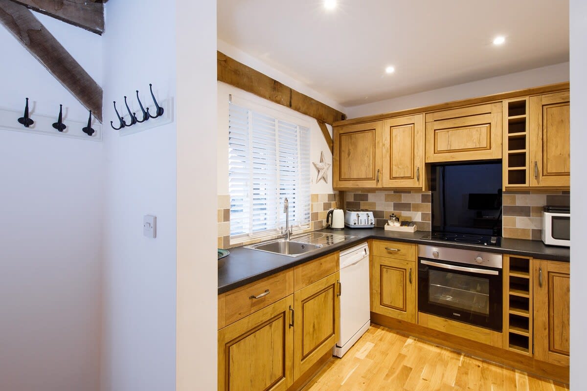 Fully equipped kitchen, with oven, microwave, dishwasher and fridge.