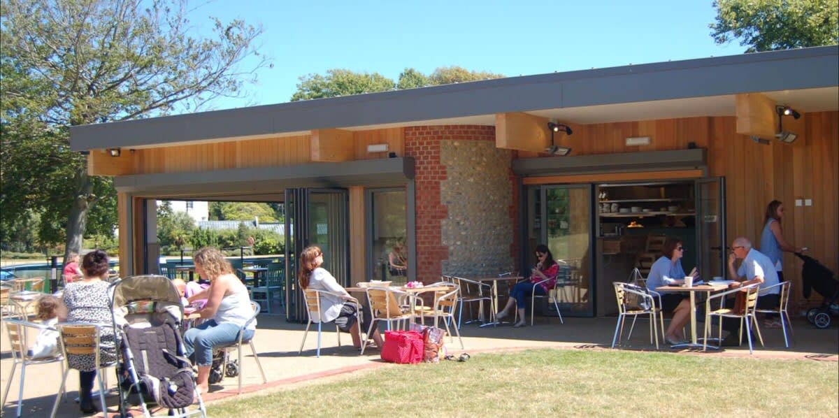 Hotham Park cafe is a 10 minute walk away, the park has lots to do for kids and adults!