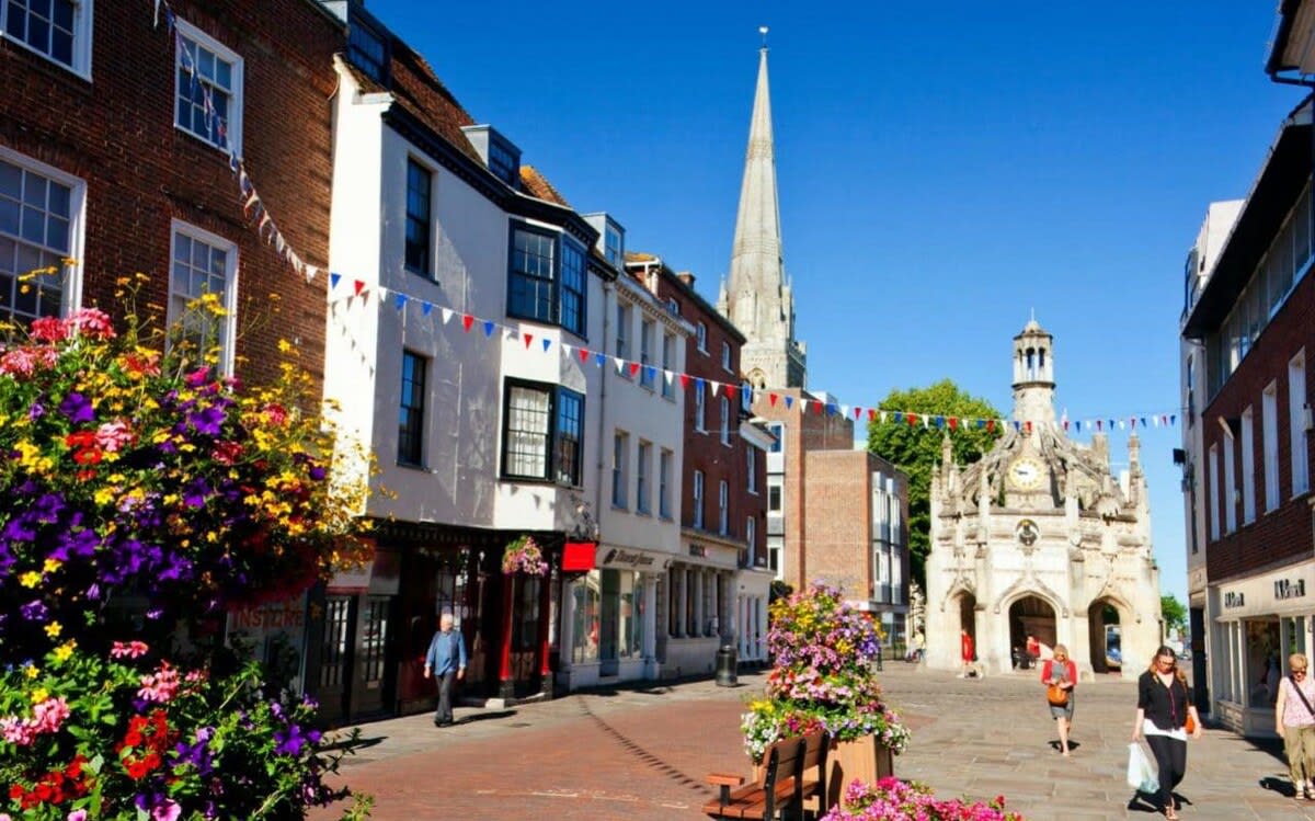 The Cathedral City of Chichester with its Theatre, Cinema, Bowling and Restaurants/Bars is just 5 miles away