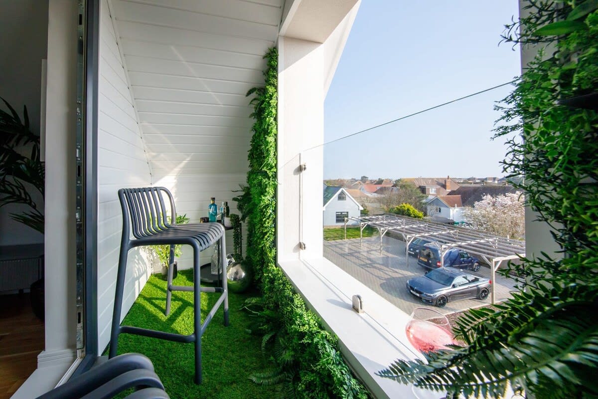 Stylish 2 Bed Apartment Nr Beach and Village