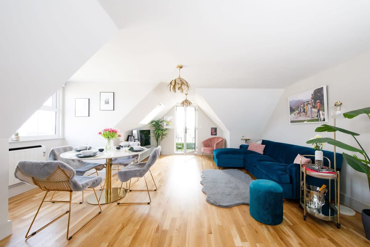 Stylish 2 Bed Apartment Nr Beach and Village