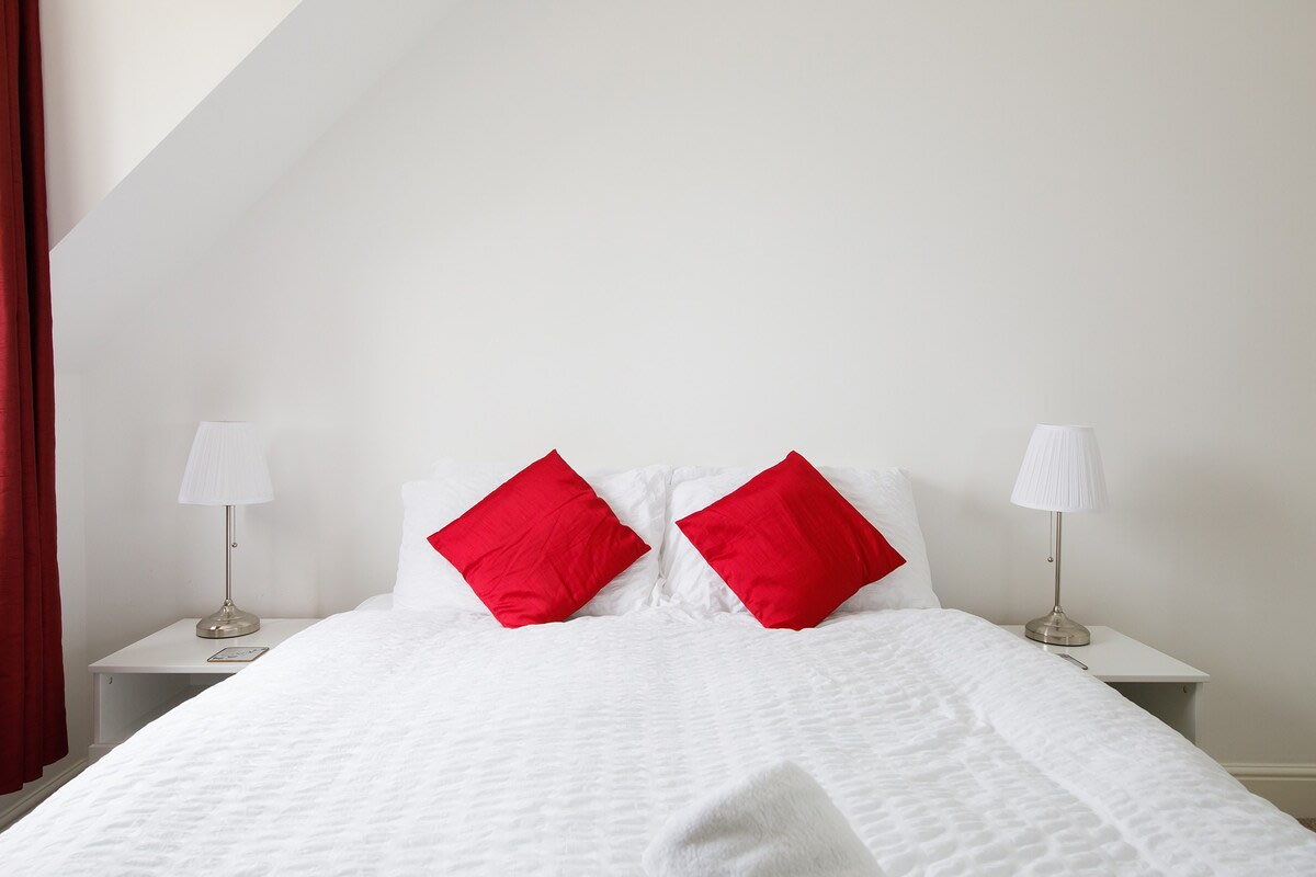 You're sure to have a good night's sleep in the comfy king-sized bed, with bedside tables and reading lamps.