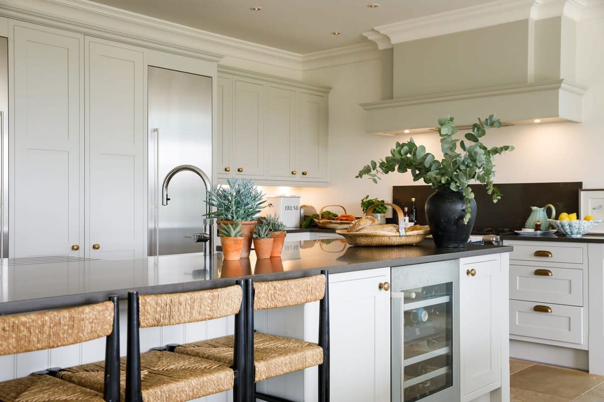 Have tasty breakfasts and snacks on the kitchen island