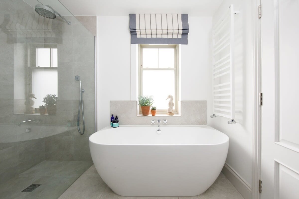 Have a relaxing bath in the luxury roll-top bath