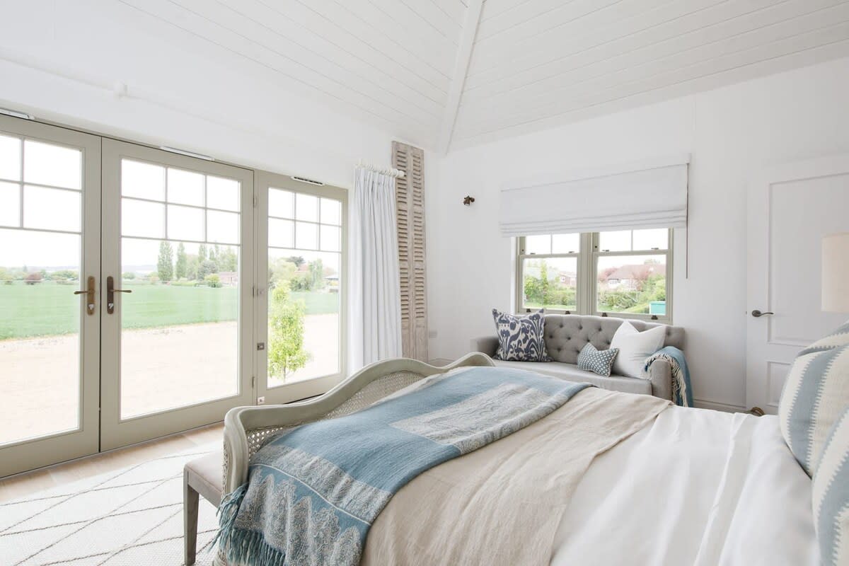 Like to sleep a bit longer in the morning? Pull up the curtains, close the blinds, and enjoy rolling around in the comfortable king bed