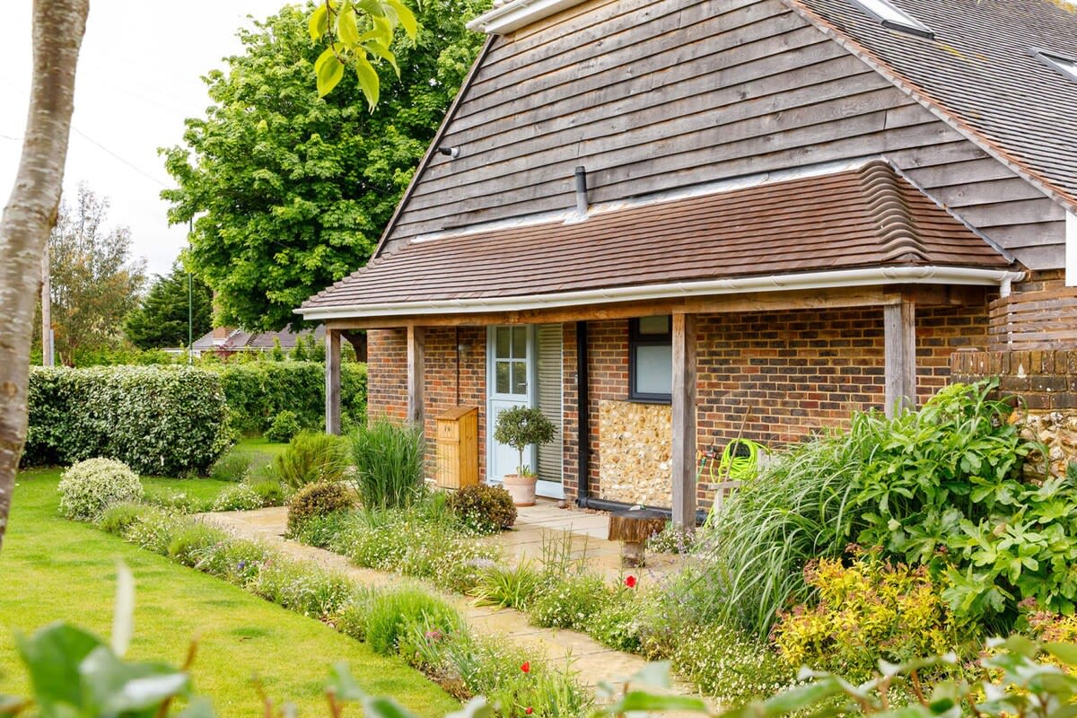 Pretty Coastal Home in Bosham, Close to Water