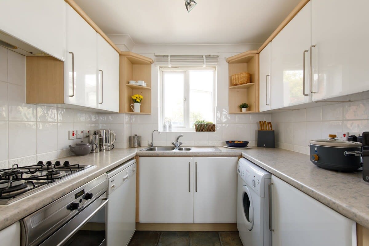 The fully-equipped kitchen has everything you need for cooking and washing.