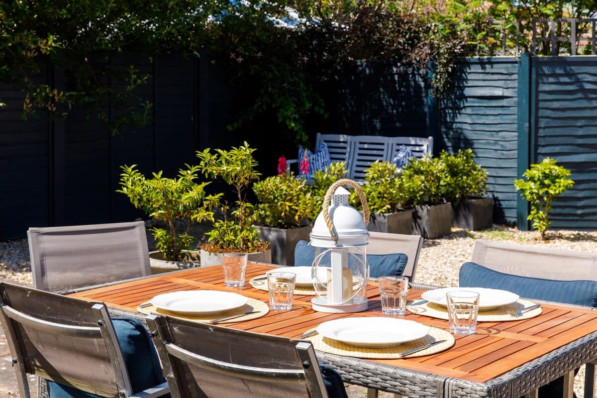 Dine alfresco in your private home.