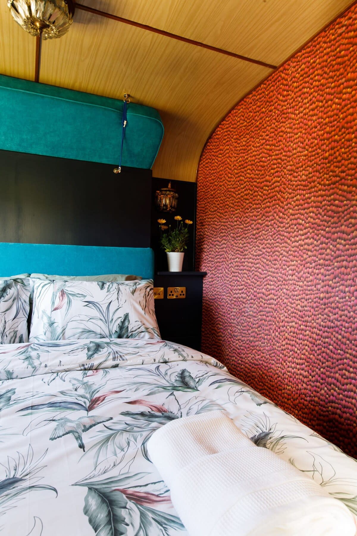 When night falls, sink into the king bed!