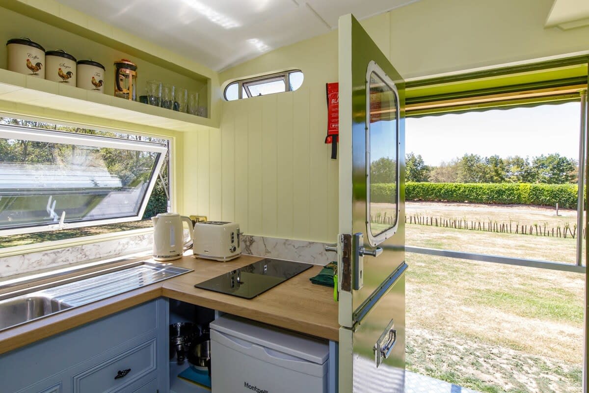 Restored Showman’s Carriage, King Bed and Pool