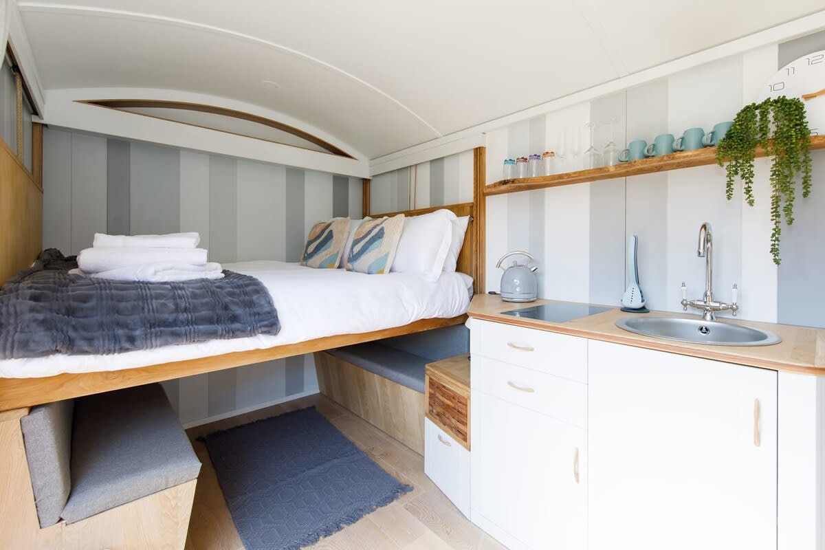 Gorgeous Shepherds Hut – Walk to Beach & Pub