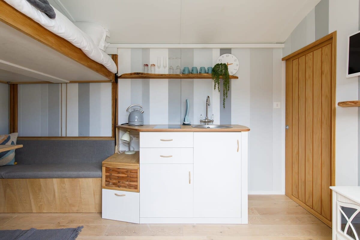 Gorgeous Shepherds Hut – Walk to Beach & Pub