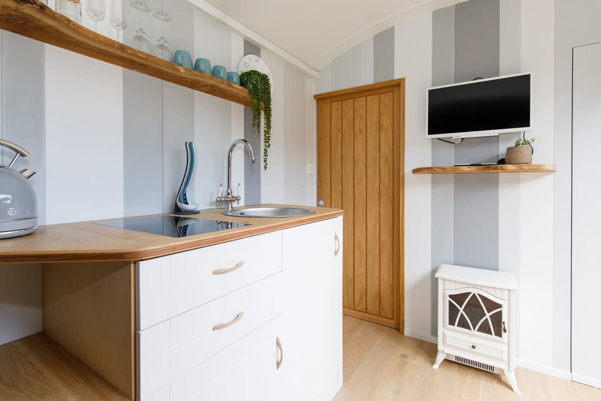 You'll find glasses, cups, crockery and cutlery.