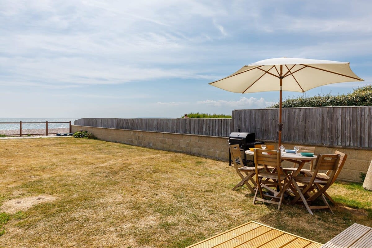 Sunny seafront chalet – sleeps 6